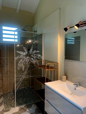 Shower, hair dryer, towels, soap - 3 bedroom house with pool, sea view (Le Moule)