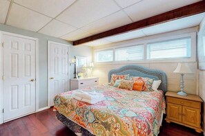 Tabla de planchar con plancha, wifi y ropa de cama