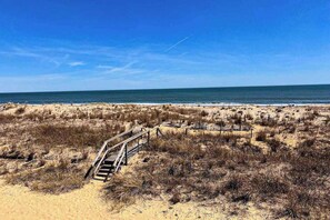 On the beach - Newly renovated beachfront townhome with lovely unique decor, firepit, & deck (Dewey Beach)