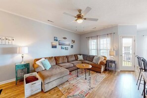 TV, DVD player, offices - Beautiful condo near ocean with pool, fast WiFi, central AC & washer/dryer (Lewes)