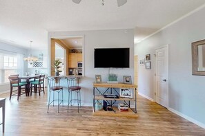 Interior - Beautiful condo near ocean with pool, fast WiFi, central AC & washer/dryer (Lewes)