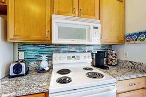 Fridge, microwave, oven, stovetop - Village of Five Points pet friendly condo with pool, gym, and tennis access (Lewes)