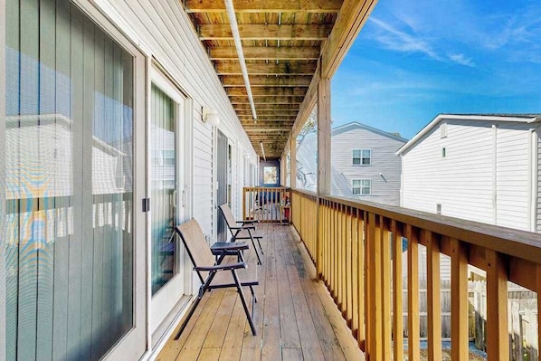 Terrace/patio - Rainbow Cove condo w/WIFI, W/D, walk to restaurants & entertainment (Dewey Beach)