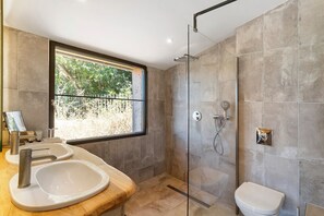 Douche, sèche-cheveux, serviettes fournies