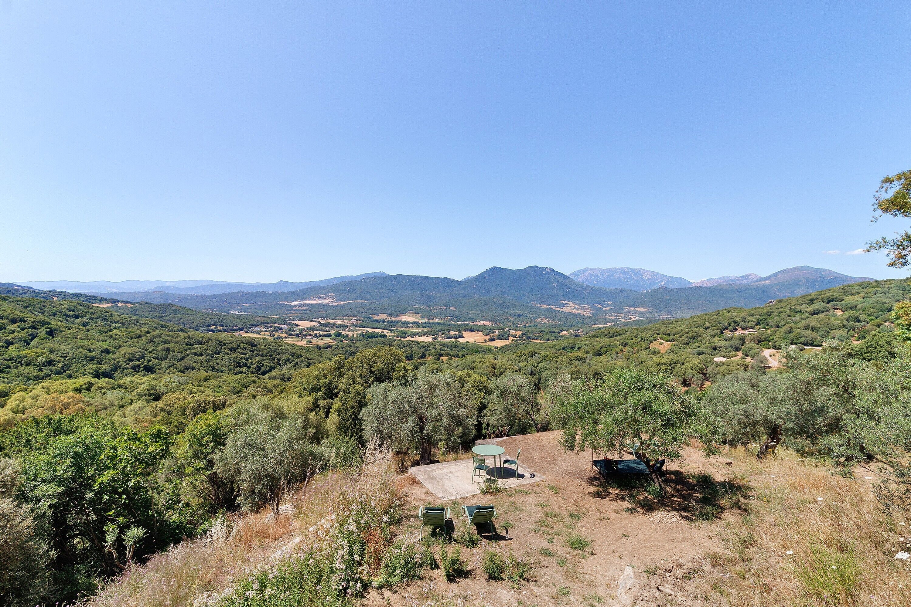 Paesaggio montuoso con cielo sereno.