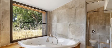 Douche, séchoir à cheveux, serviettes fournies
