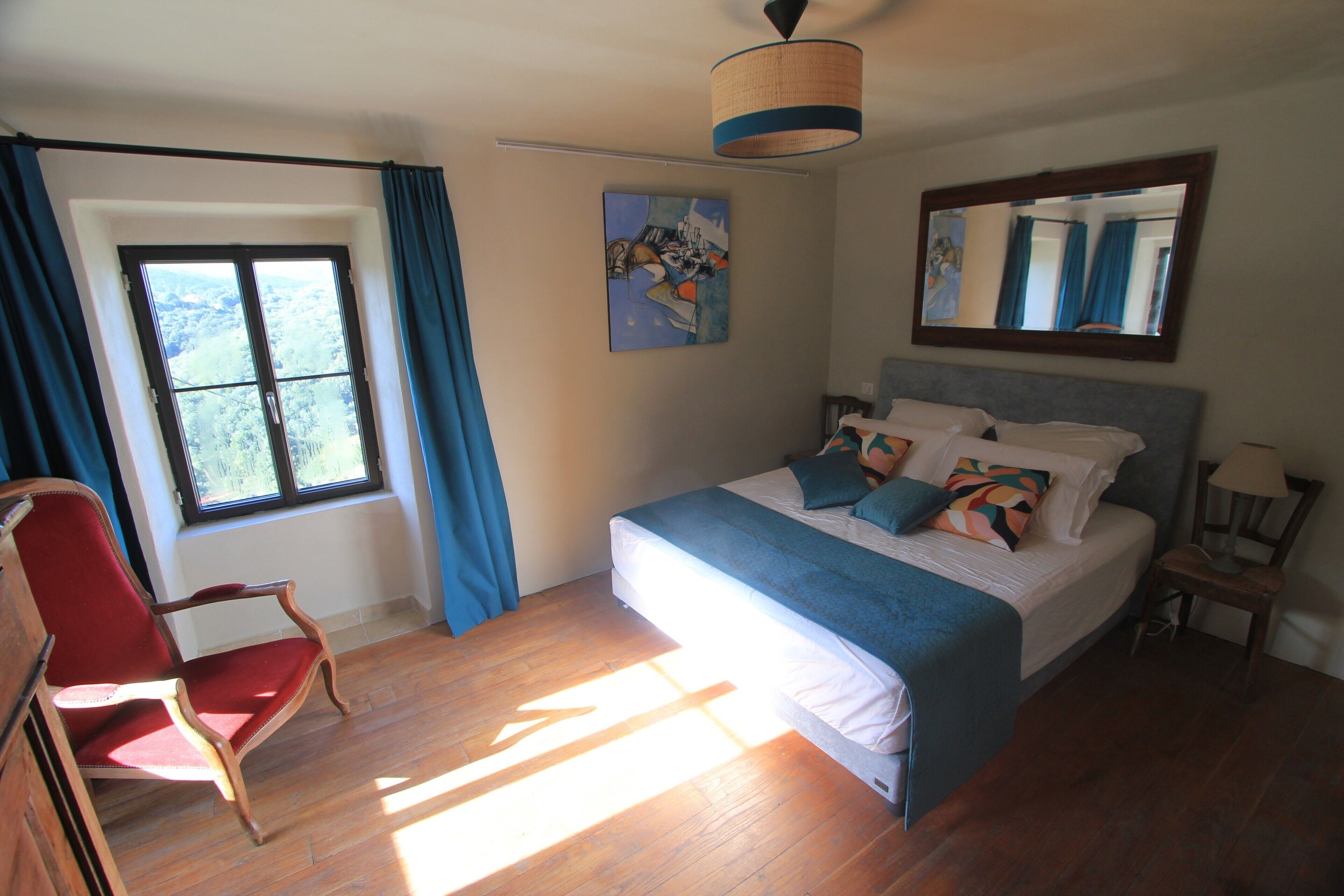 Tabla de planchar con plancha, wifi, ropa de cama