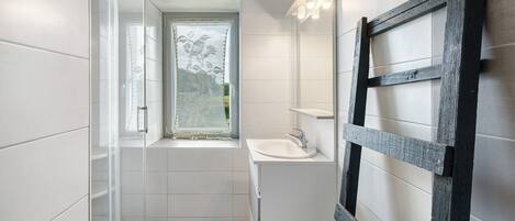 Dusche, Haartrockner, Handtücher