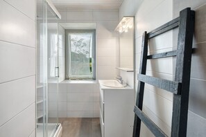 Shower, hair dryer, towels - Cottage for 5 – Near Baie de Morlaix with Shared Garden and Wi-Fi (Plougonven)