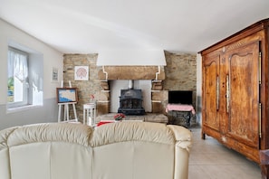 TV, fireplace - Cottage for 5 – Near Baie de Morlaix with Shared Garden and Wi-Fi (Plougonven)