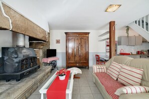 Televisión y chimenea 
