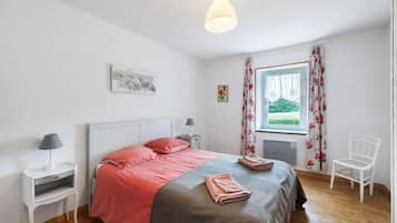 Een strijkplank/strijkijzer, wifi, beddengoed