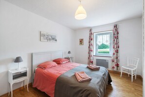 Tabla de planchar con plancha, wifi y ropa de cama 