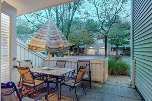 Outdoor dining - Sea Colony Tennis townhouse w/ gym, tennis court, free WiFi, and balcony (Bethany Beach)
