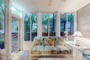 TV, fireplace, DVD player, offices - Sea Colony Tennis townhouse w/ gym, tennis court, free WiFi, and balcony (Bethany Beach)