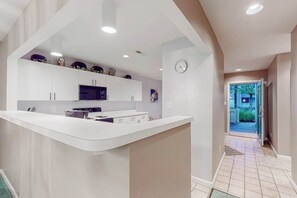 Fridge, microwave, oven, stovetop - Sea Colony Tennis townhouse w/ gym, tennis court, free WiFi, and balcony (Bethany Beach)