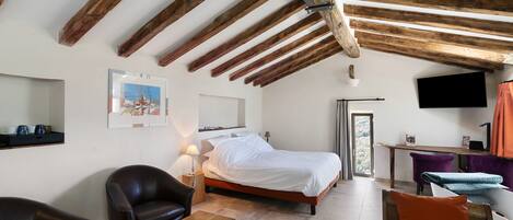 Tabla de planchar con plancha, wifi y ropa de cama