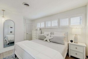 Tabla de planchar con plancha, wifi y ropa de cama 