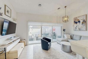 TV, offices - Pristine condo with pools, hot tubs, lovely deck, washer/dryer & central AC (Bethany Beach)