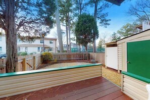 Property grounds - Bethany Pines Townhouse w/Free WiFi, Private Washer and Dryer, & Shared Pool (Bethany Beach)