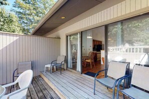 Outdoor dining - Sea Colony Tennis 1st floor condo w/ pool, basketball court, and shared sauna (Bethany Beach)