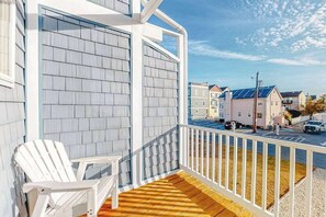 Terrace/patio - Tower Shores Oceanside End Unit Townhouse w/Private Washer and Dryer, WiFi (Bethany Beach)