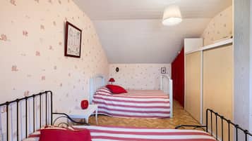 Iron/ironing board, WiFi, bed sheets