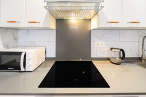 Fridge, microwave, oven, coffee/tea maker - (VAL203E) 1 bedroom apartment in the center of Madrid (Madrid)