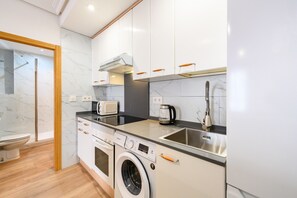Fridge, microwave, oven, coffee/tea maker - (VAL203E) 1 bedroom apartment in the center of Madrid (Madrid)