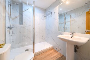 Shower - (VAL203E) 1 bedroom apartment in the center of Madrid (Madrid)