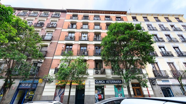 A multi-story building with a veterinary clinic on the ground floor. - (VAL203E) 1 bedroom apartment in the center of Madrid (Madrid)