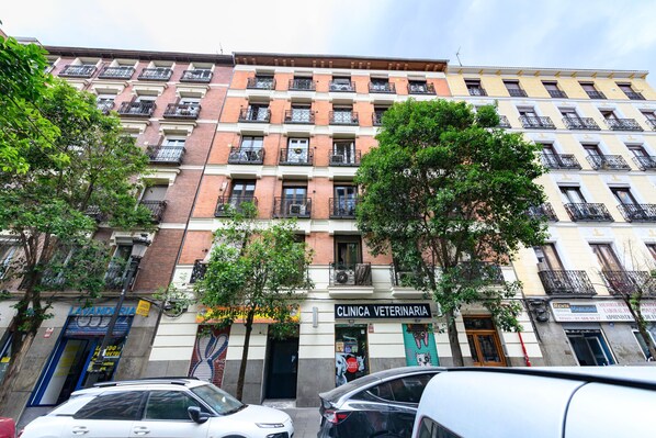 A multi-story building with a veterinary clinic on the ground floor. - (VAL203E) 1 bedroom apartment in the center of Madrid (Madrid)