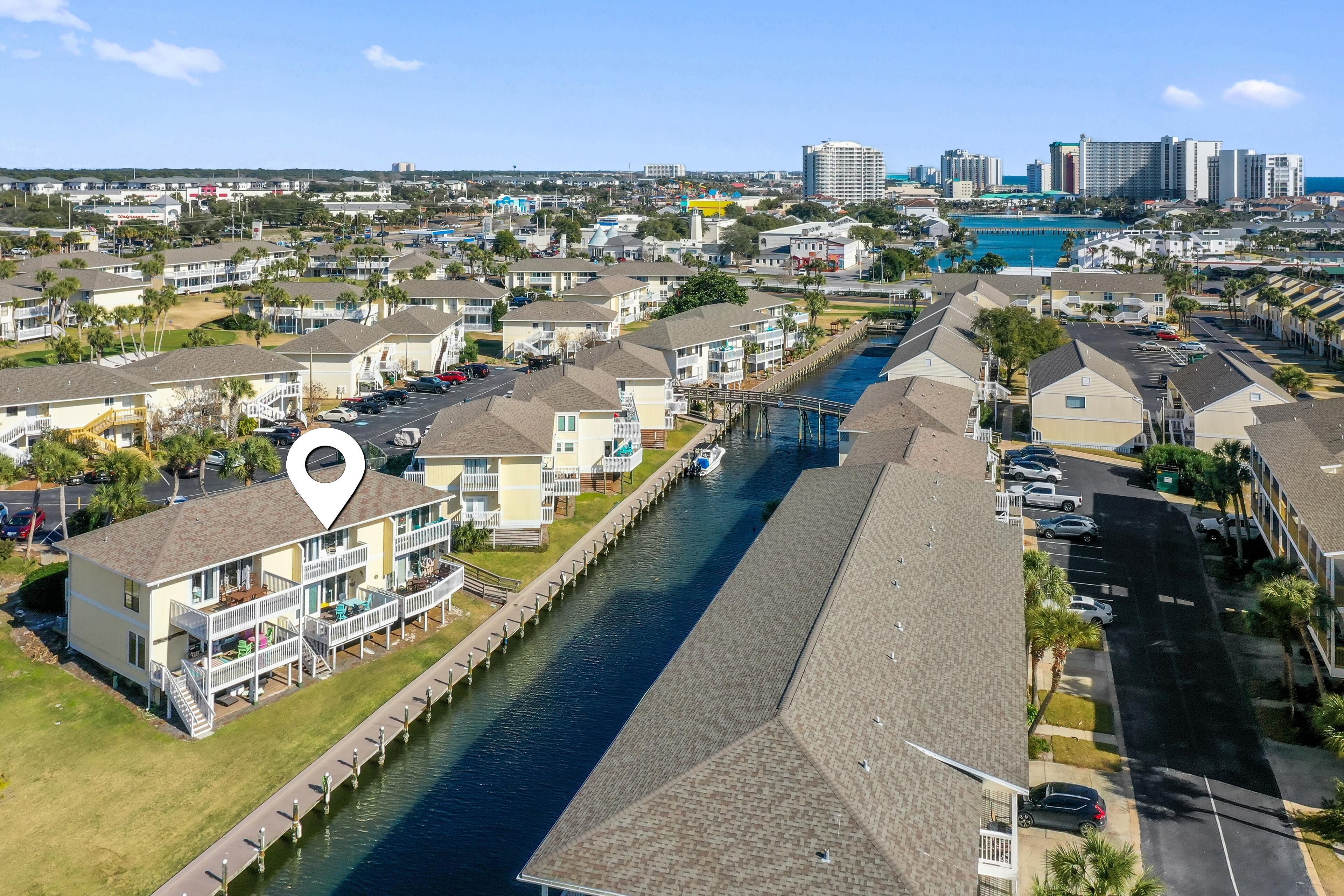 Zona residencial con un canal, casas y un puente.