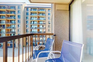 Property grounds - Sea Colony beachfront condo with balcony, fast WiFi, pools, gym & central AC (Bethany Beach)