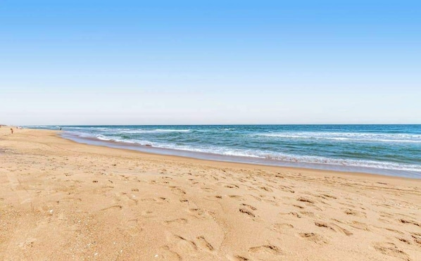 On the beach - Sea Colony beachfront condo with balcony, fast WiFi, pools, gym & central AC (Bethany Beach)