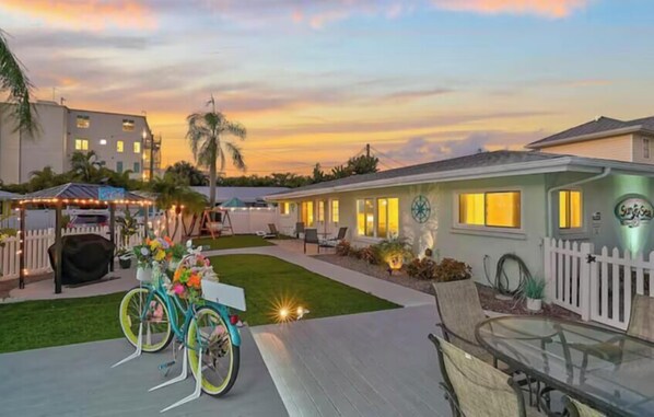 Outdoor dining - The beach is 03 minutes away - North (Sarasota)