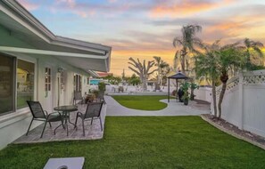 Outdoor dining - The beach is 03 minutes away - North (Sarasota)
