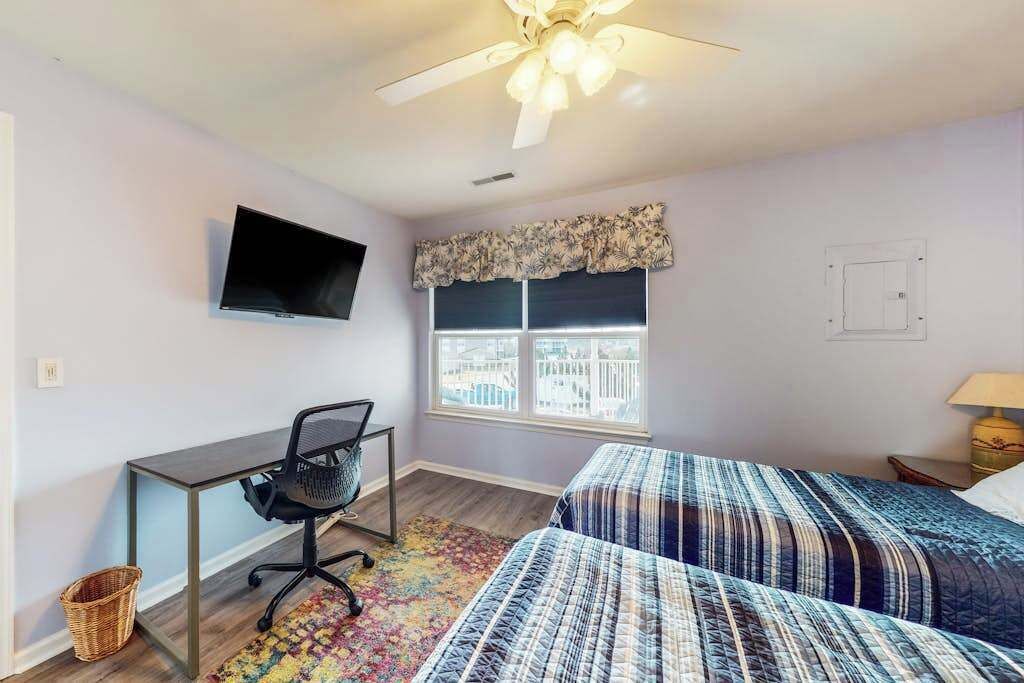 Desk, iron/ironing board, WiFi, bed sheets