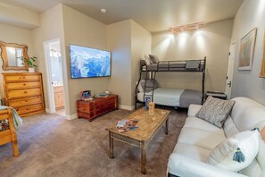 3 bedrooms, desk, iron/ironing board, free WiFi
