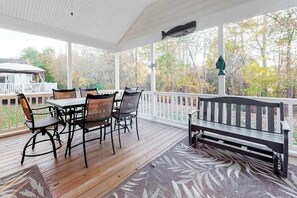 Outdoor dining - Lord Baltimore Landing house w/shared pool, free WiFi, central AC, private W/D (Ocean View)