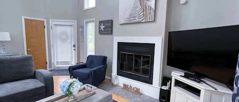 TV, fireplace