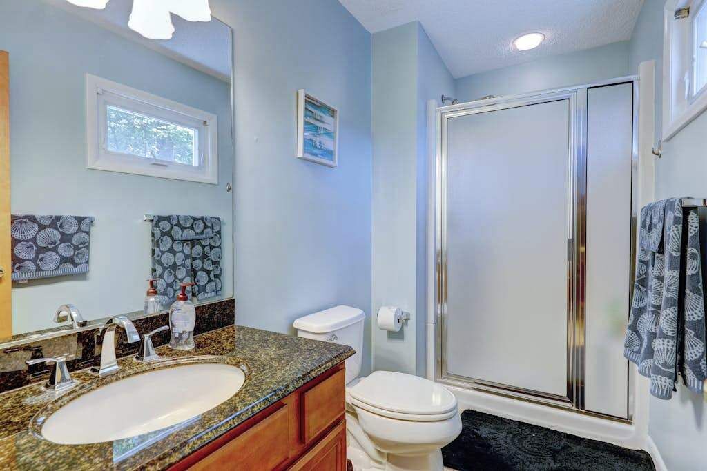 Een badkamer met een wastafel, toilet en douche.