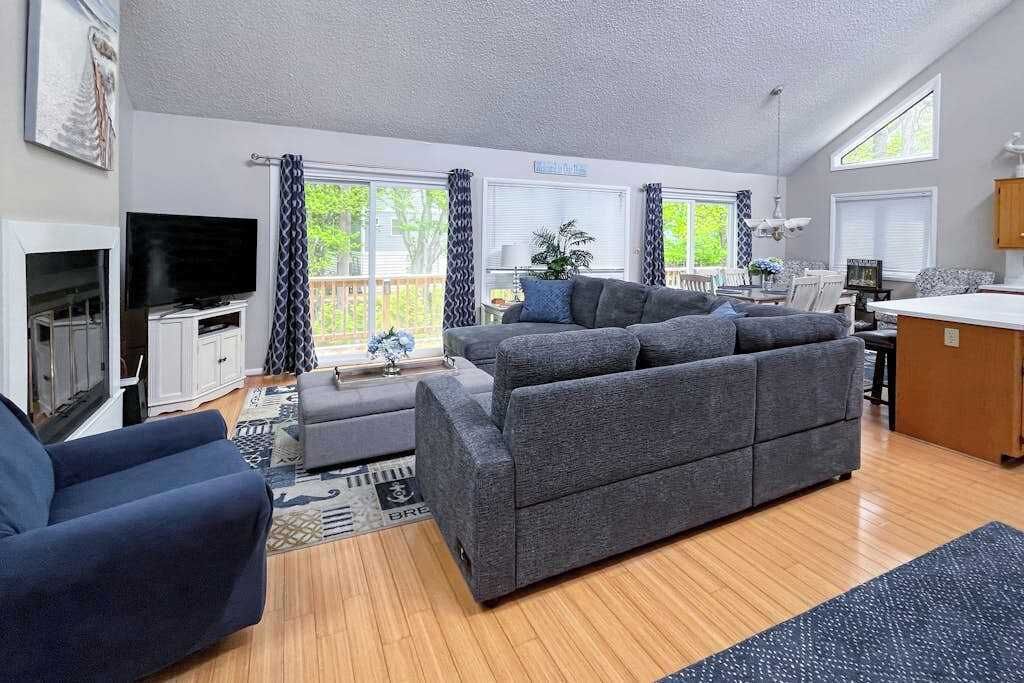 TV, fireplace