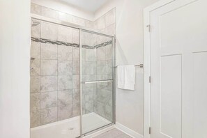 Douche, sèche-cheveux, serviettes fournies