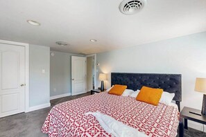 Iron/ironing board, WiFi, bed sheets - Town of Ocean View home with BBQ & AC - near beaches, parks, golf (Ocean View)