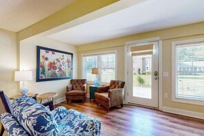 TV, offices - Town of Ocean View home with BBQ & AC - near beaches, parks, golf (Ocean View)