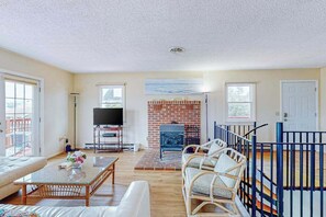 Ein Wohnzimmer mit Fernseher, Kamin und Sitzecke.