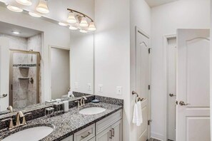 Shower, hair dryer, towels - Bishops Landing corner lot with WiFi, AC, patio, & pool/tennis/fitness center (Millville)
