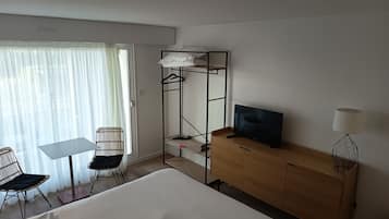 Comfort tweepersoonskamer | Een kluis op de kamer, een strijkplank/strijkijzer, gratis babybedden