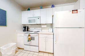 Fridge, microwave, oven, stovetop - Sea Colony Tennis condo w/ central AC and access to pool and fitness center (Bethany Beach)